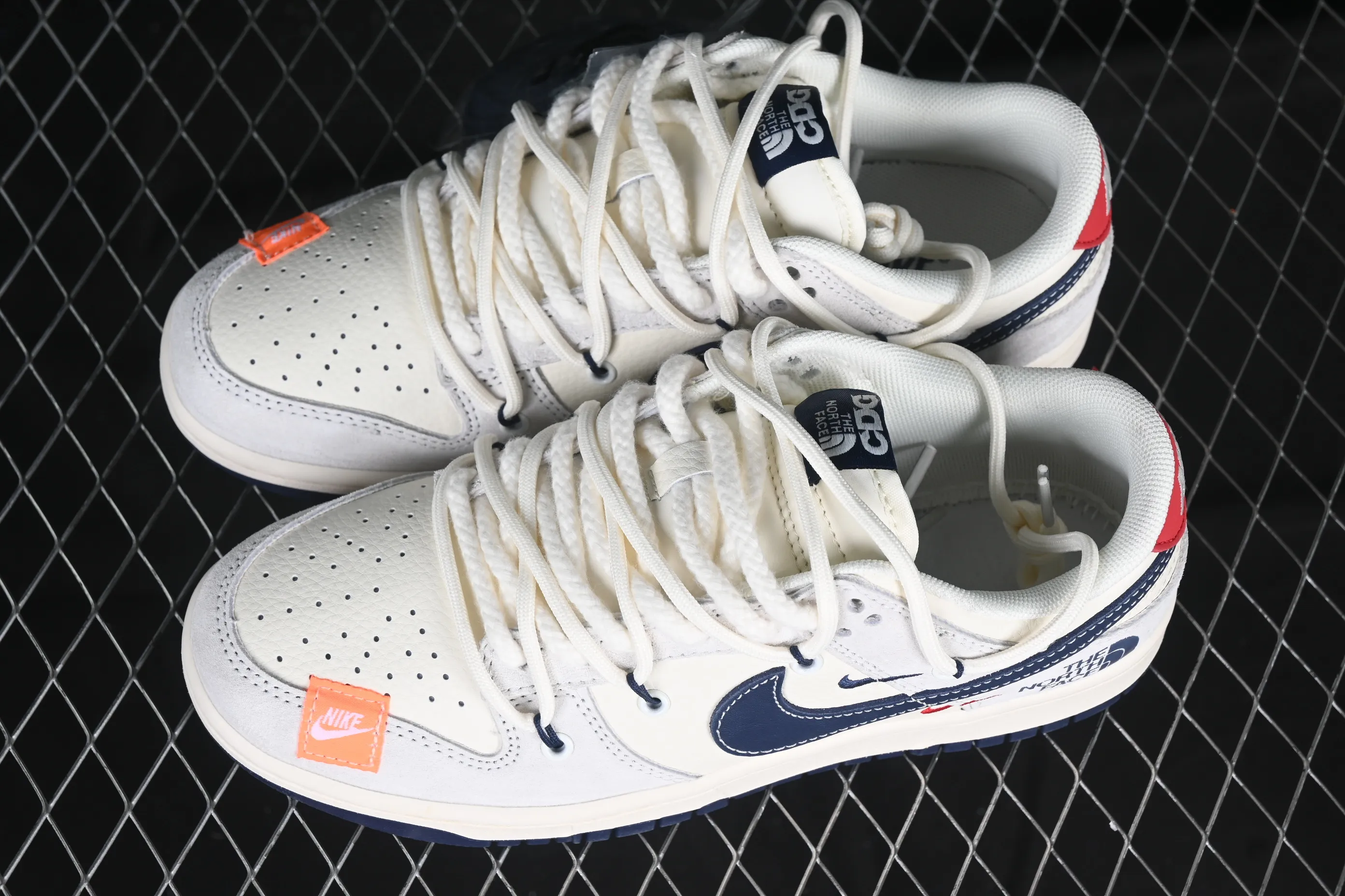 All categories Nk SB Dunk Series Nk SB Dunk Low High-end customized low-top sneakers Nk SB Dunk Low North Face co-branded Zhuba patch navy blue hook Anniversary high-end customized low-top casual sneakers YX5066-255
